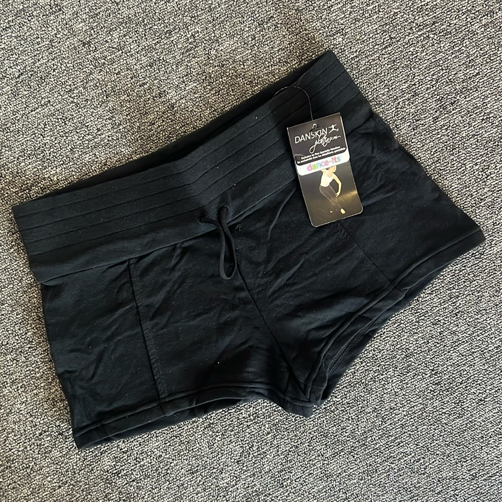 Danskin Platinum Sporty/Dancer Hot Short A/L NWT